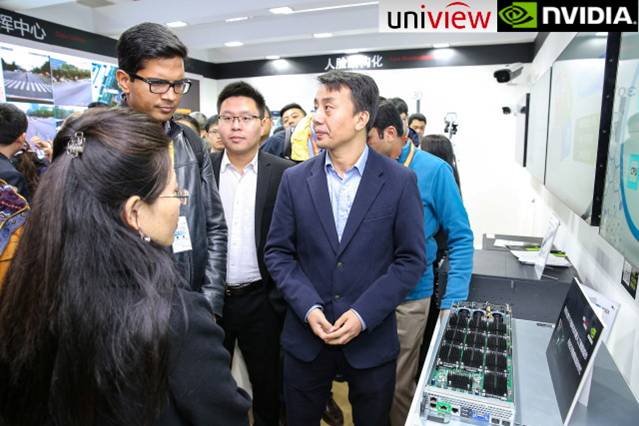 图:Deepu Talla和谢会斌为双方产品站台讲解